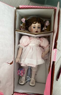 NEW Paradise Galleries A Party for Sarah Porcelain Doll treasury collection premier edition paperwork