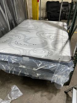 Mattress in Excellent Condition – Pet-Free Home!