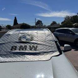 parasol para parabrisas de BMW, diseñado para proteger el interior del vehículo de los rayos UV y el calor.  Detalles del producto Diseño: Presenta el