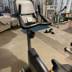 Precor Commercial Upright Bike 