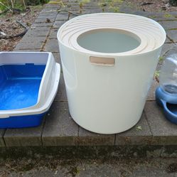 Cat litters and water holder free