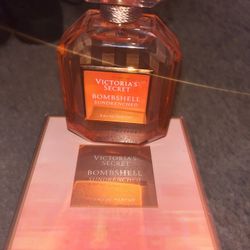 Victoria’s secret bombshell sundrenched