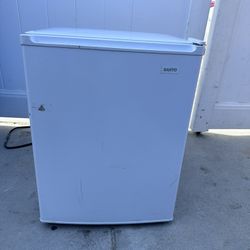 Sanyo 2.5 Cu.Ft. Mini Fridge 