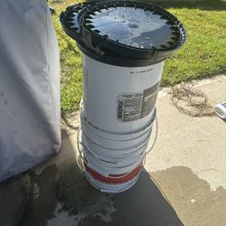 5 Buckets With 3 Lids