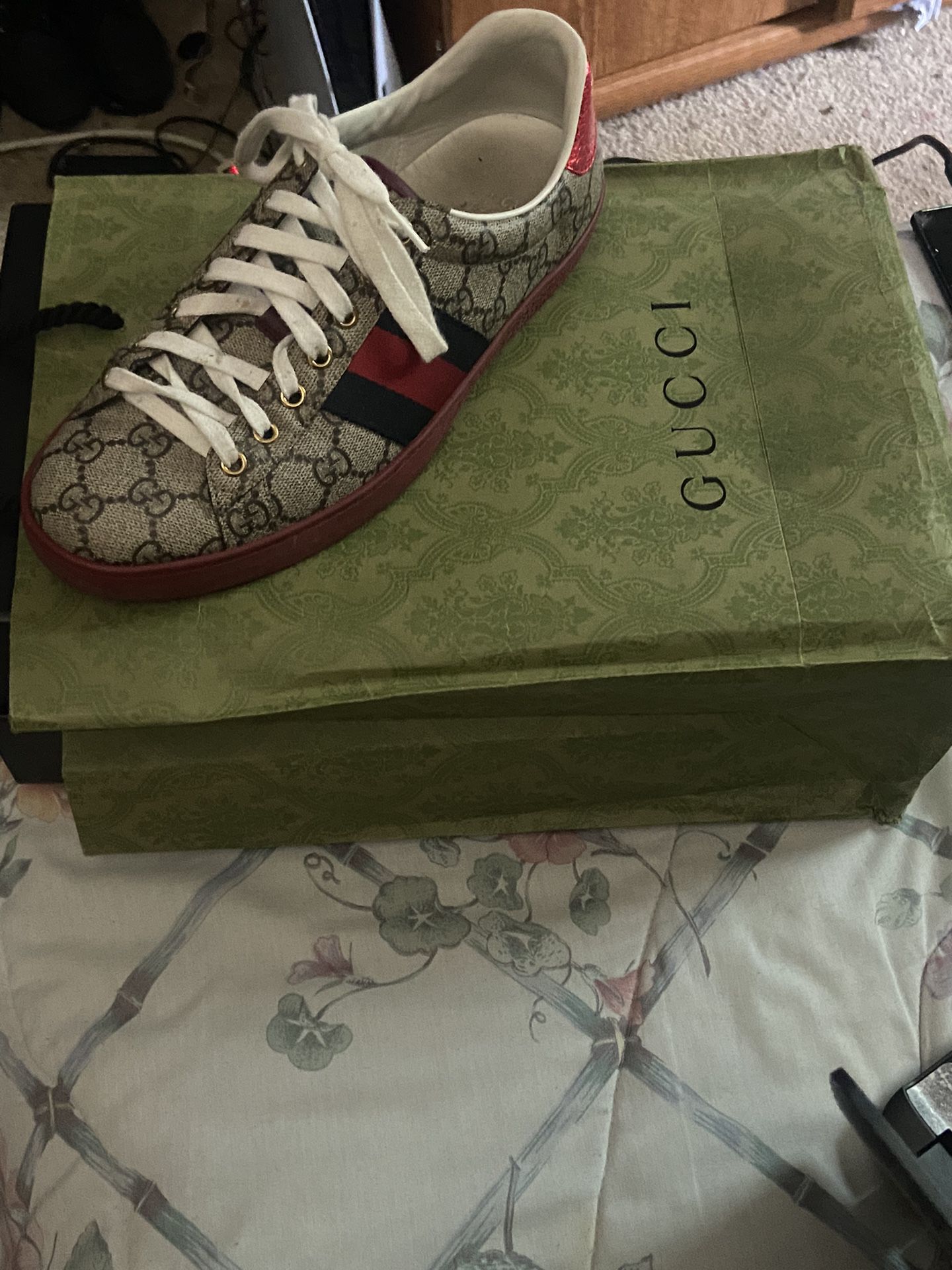 Gucci Tennis Shoes With The Box And Bags