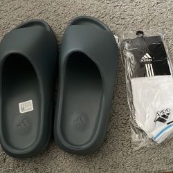 Yeezy Slides (NEGOITABLE)