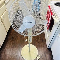 Honeywell Rotating Fan With Remote 