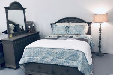 Liberty furniture bed room set ( queen bed, dresser, mirror ,mattress) - solid wood. -FIRM PRICE