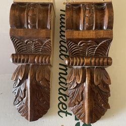 Decorative Solid wooden corbels with a dark wood finish. These are beautiful solid wood corbels Size 12 × 7 1 have 2 asking $250 Size 8 1/2 × 3 | have