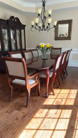 Dining table with double leaf and 8 chairs