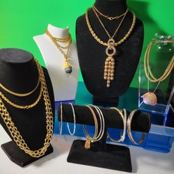 LOT VINTAGE JEWELRY GOLD TONE, NECKALES AND BRACELETS
