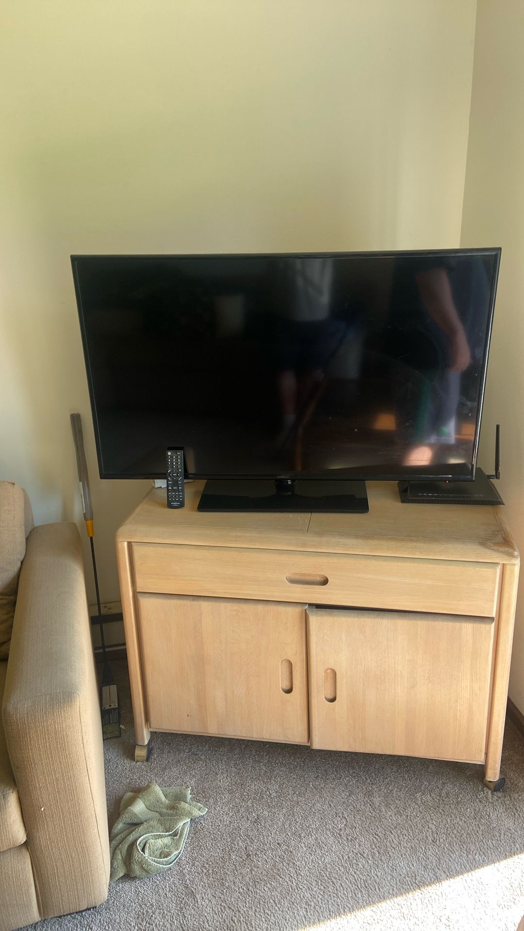 48’’ Insignia  With remote