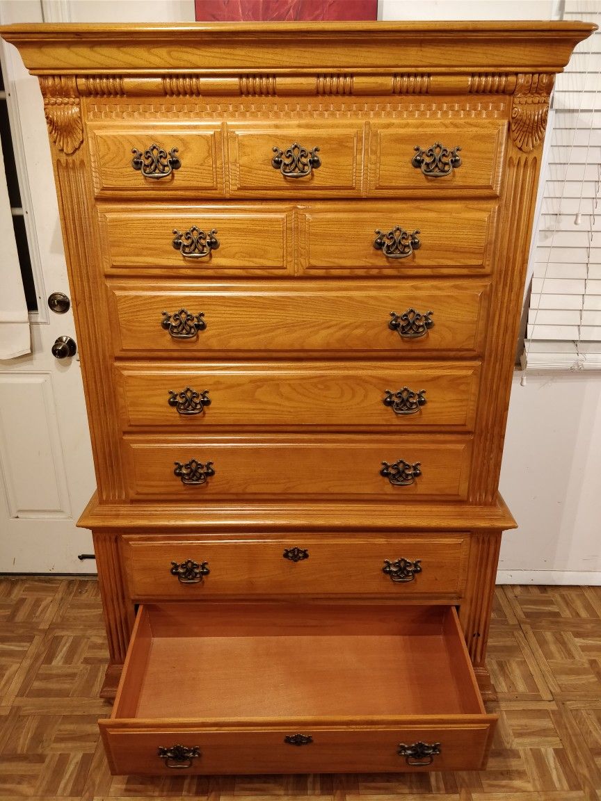 Solid wood giant dresser with big 7 drawers in very good condition, made in USA, all drawers sliding smoothly