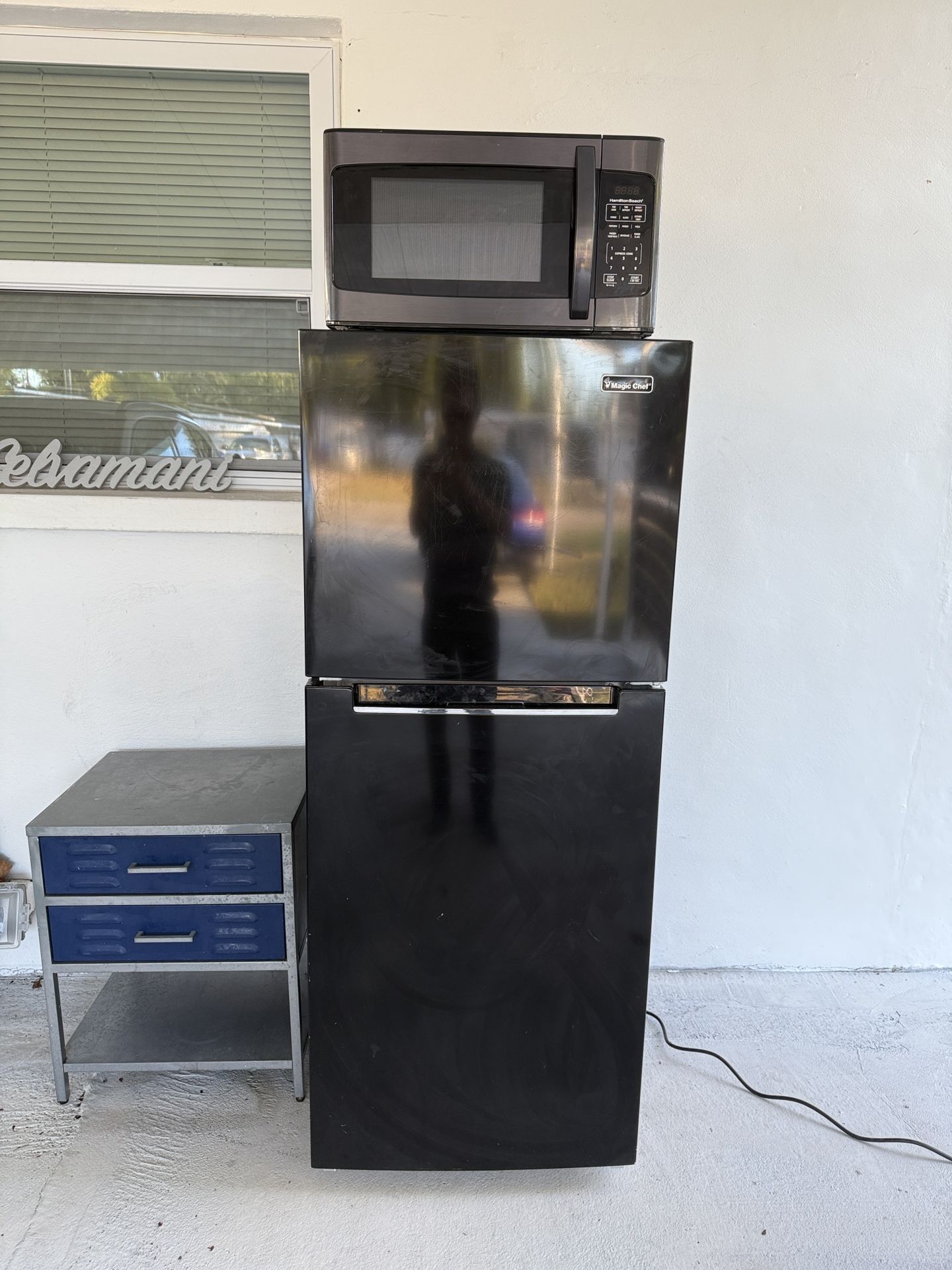 Magic Chef Top Freezer Refrigerator w/ Wheels