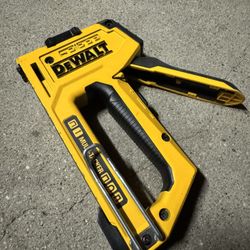 DEWALT STAPLE GUN 