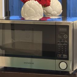 Daewoo Microwave (BARELY NEW) 