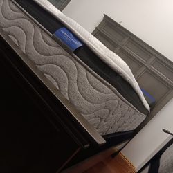 *Memorial Day Now!!!*---Bold Lindex Queen Bed/Dresser Sets---Delivery And Financing Available😉