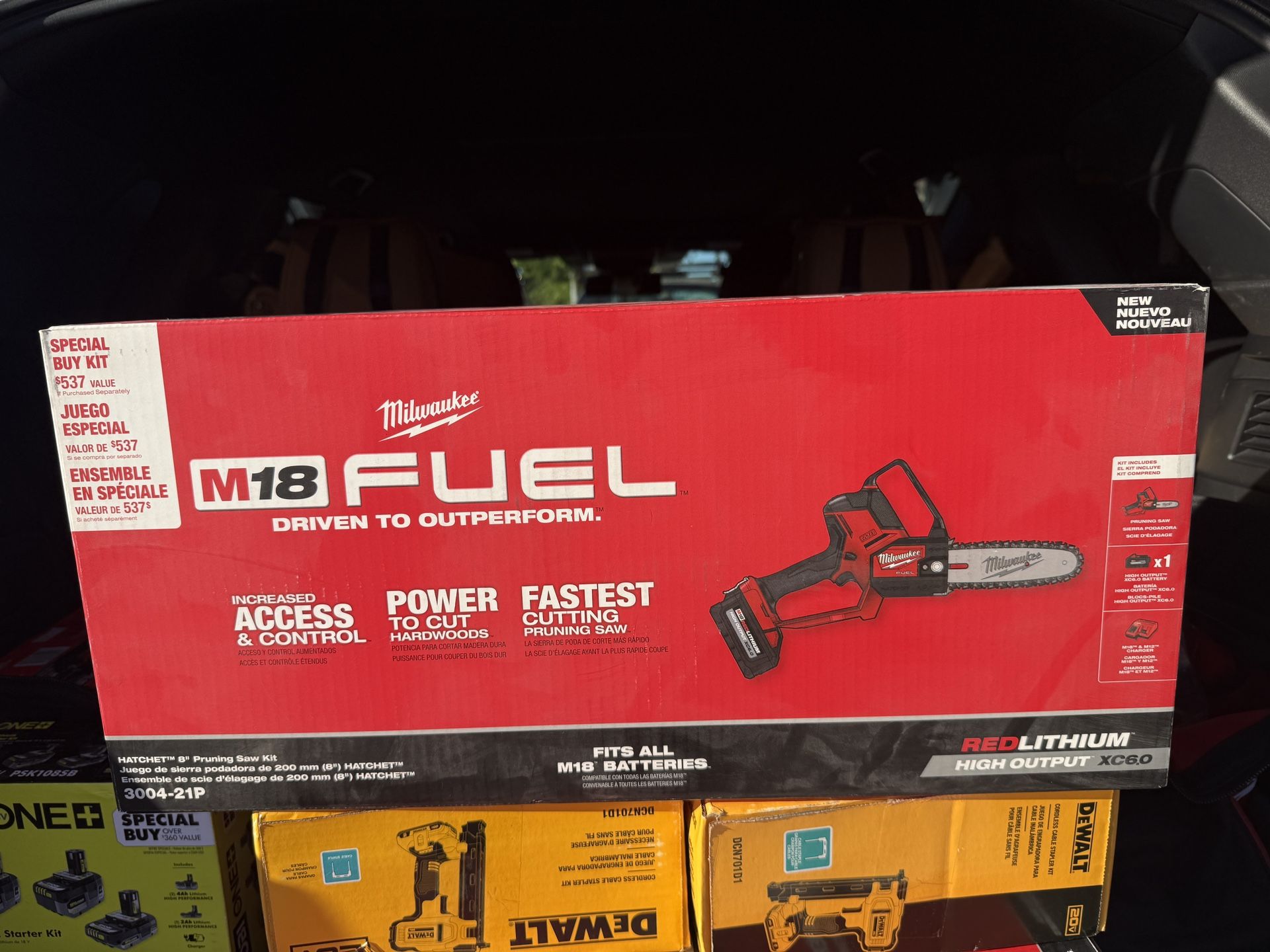 Milwaukee M18 FUEL 8 in. HATCHET Pruning Saw Kit with 6Ah High Output Battery and Charger