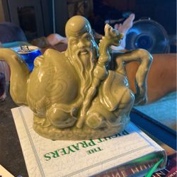 Chinese Tea Pot. Like New 