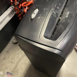 Paper Shrreder up to 6 sheets  Works great 