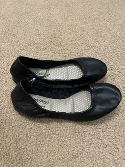 new women’s shoes (size 6)