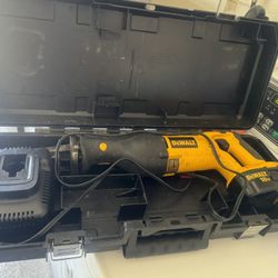 18 VOLTS DEWALT RECIPROCATING SAW. 