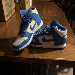 Nikes, White And Blue Size 9 1/2 Men