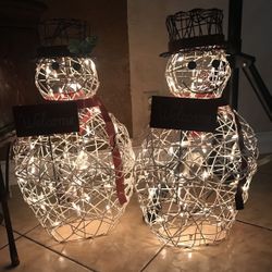 Pair Of Snowman’s In Good Condition