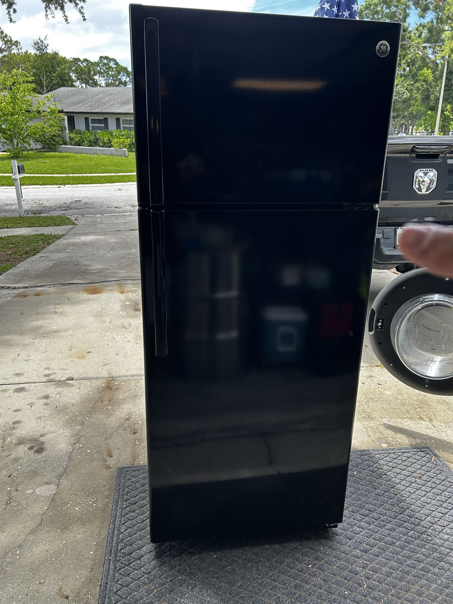 17.5 cu. ft. Top Freezer Refrigerator in Black