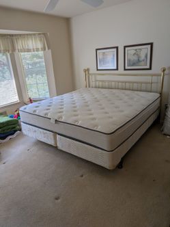 Simmons Manufacturing Co King Size Bed 79" x 79.5"