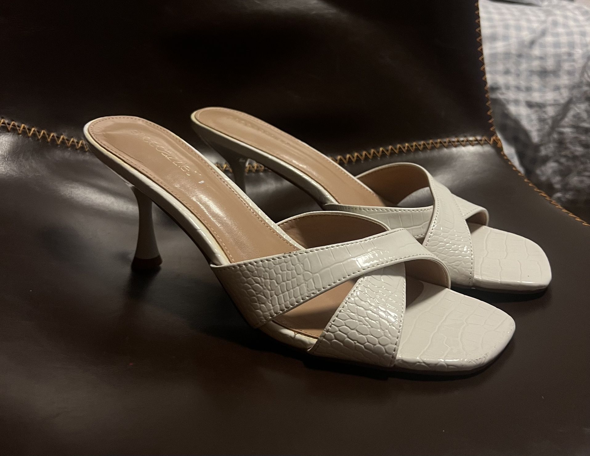 Brand New White Crocodile Leather Print Kitten Heels Size 10