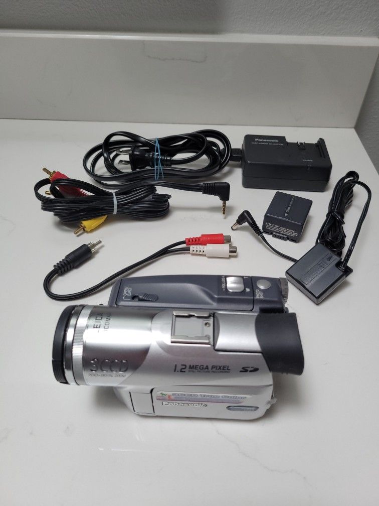 Panasonic PV-GS120 3CCD Mini DV Camcorder