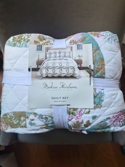 King quilt set with 2 king size shams