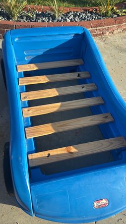 Step2 Blue Plastic race carwith Wood Slat Floor