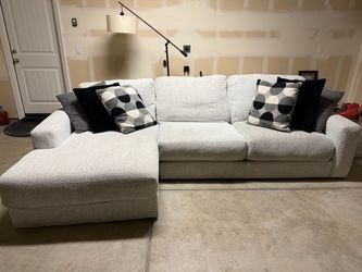 Sectional w/ Chaise **Will Deliver**