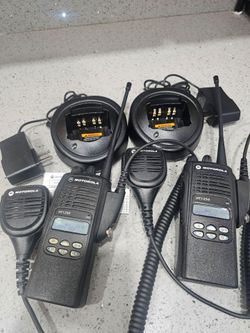 2 X MOTOROLA HT1250  UHF 403~470 MHz 4w 128CH Two Way Radios w/Speaker mics-Black