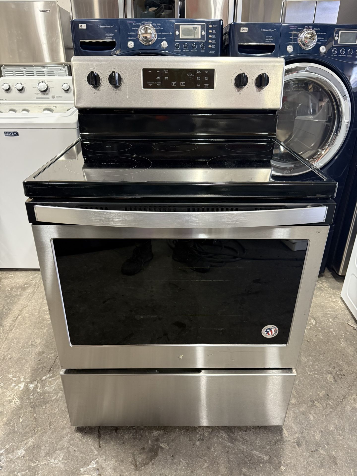 Whirlpool 30” Free Standing Electric Range w/ Glass Top