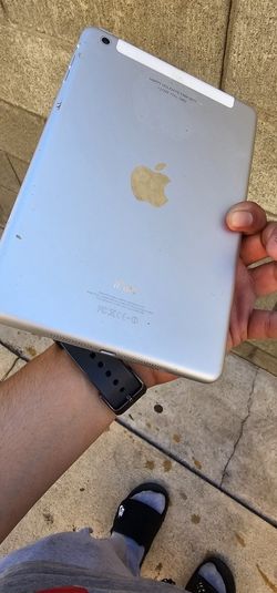 Ipad Mini WHITE (Activation Locked ) Selling You Can Maybe Use Parts Or The Whole Ipad !!