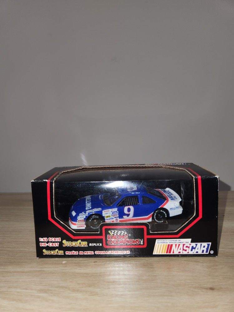 RACING CHAMPIONS #9 Bill Elliott Melling Oil Die-Cast Car (Scale 1/43)