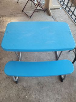 Kis Table and chairs