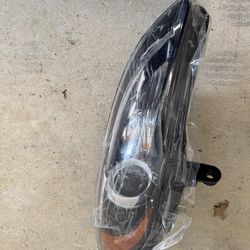 11-17 Chrysler 200 right headlight housing