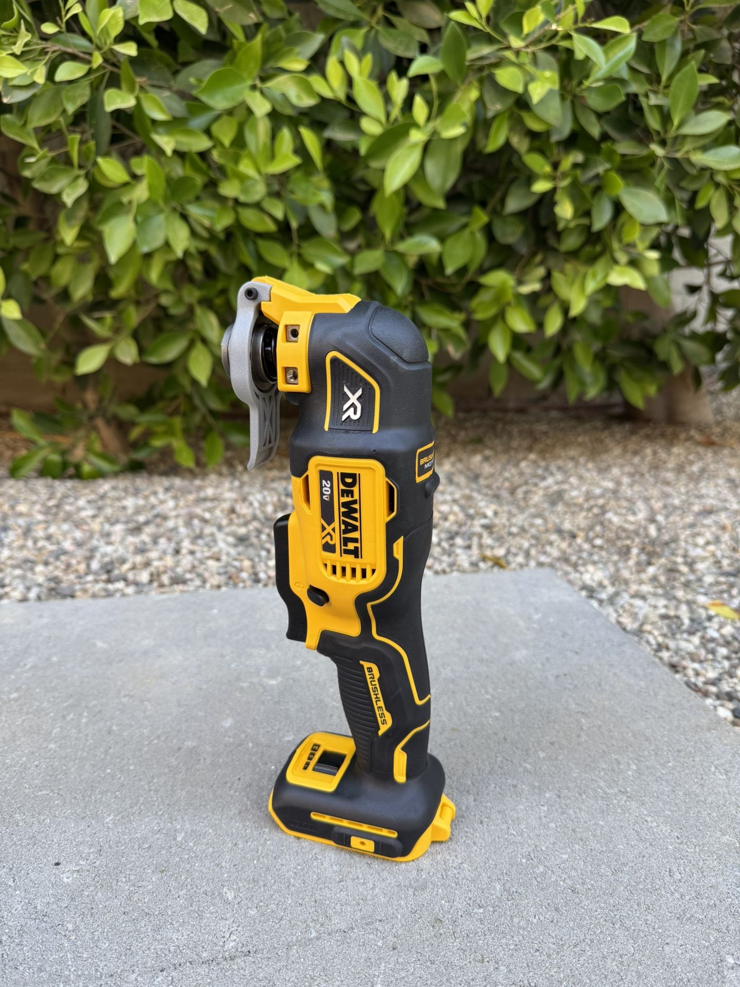 DeWalt XR 20V Max Cordless Brushless Variable Speed 4-piece Oscillating Multi Tool