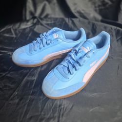 Womans 8/8.5 New Pumas $60 