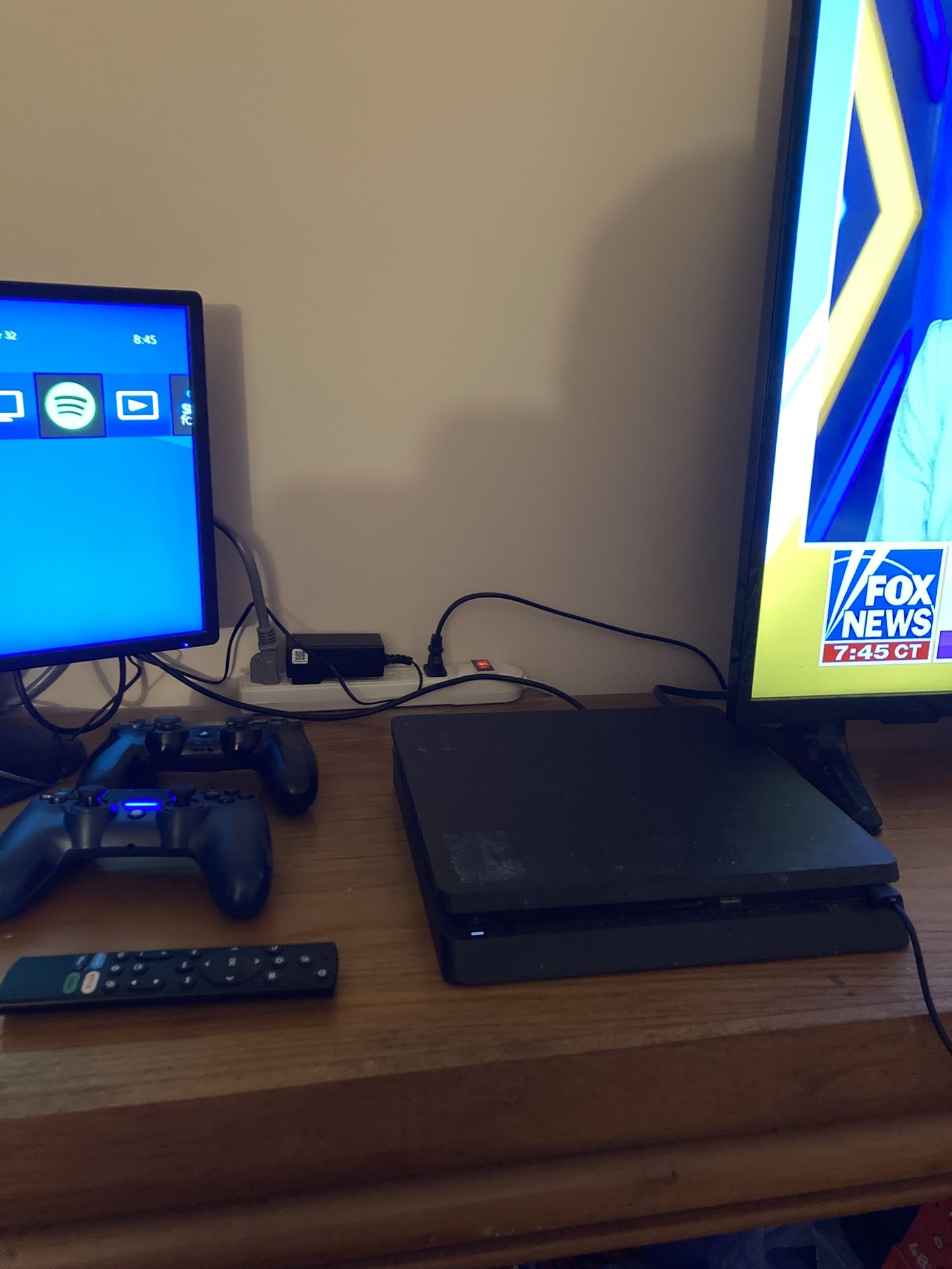 PS4 Slim 1 Tb Plus 2 Controllers