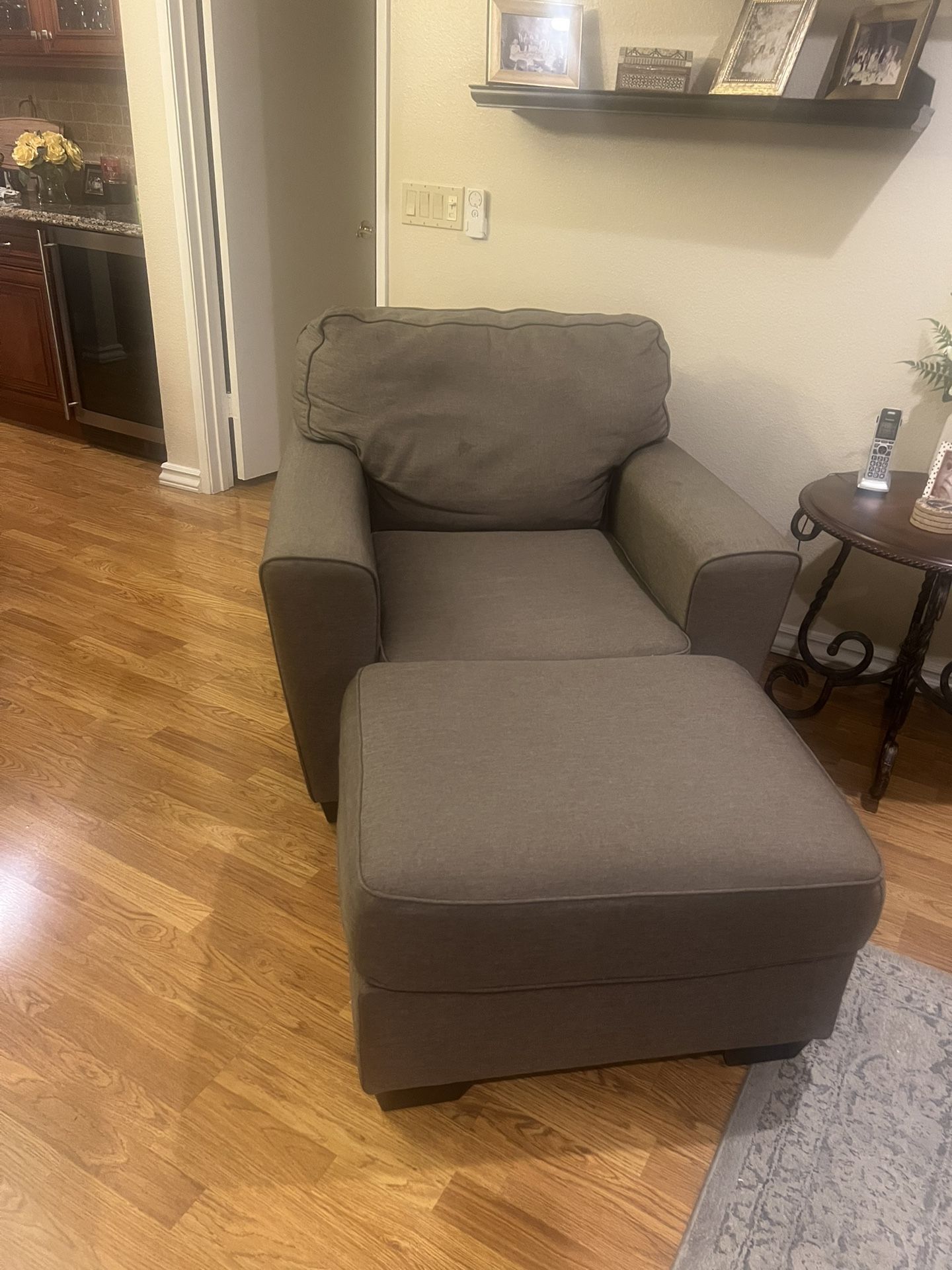 Comfy Arm Chair With Ottoman 