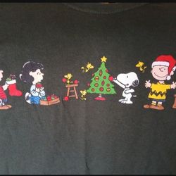 Vintage Peanuts Charlie Brown And Snoopy Decorating The Christmas Tree. Size 2XL
