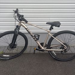 Brand New Giant Roam 4 Disc Medium Bike - $525