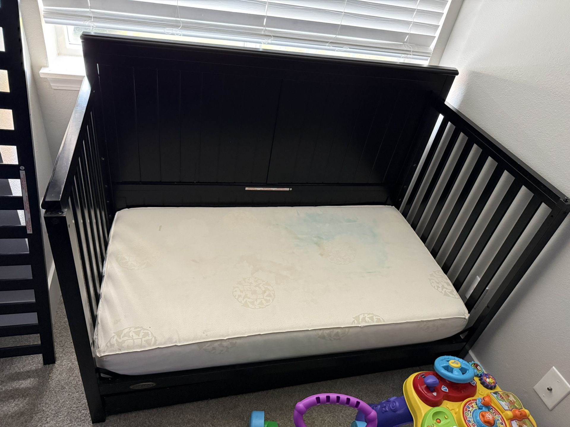 Baby Crib/toddler daybed And Toys