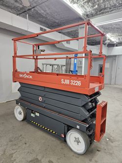 26' 32" Width 32' Working Height Scissor Lift