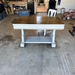 Computer desk 